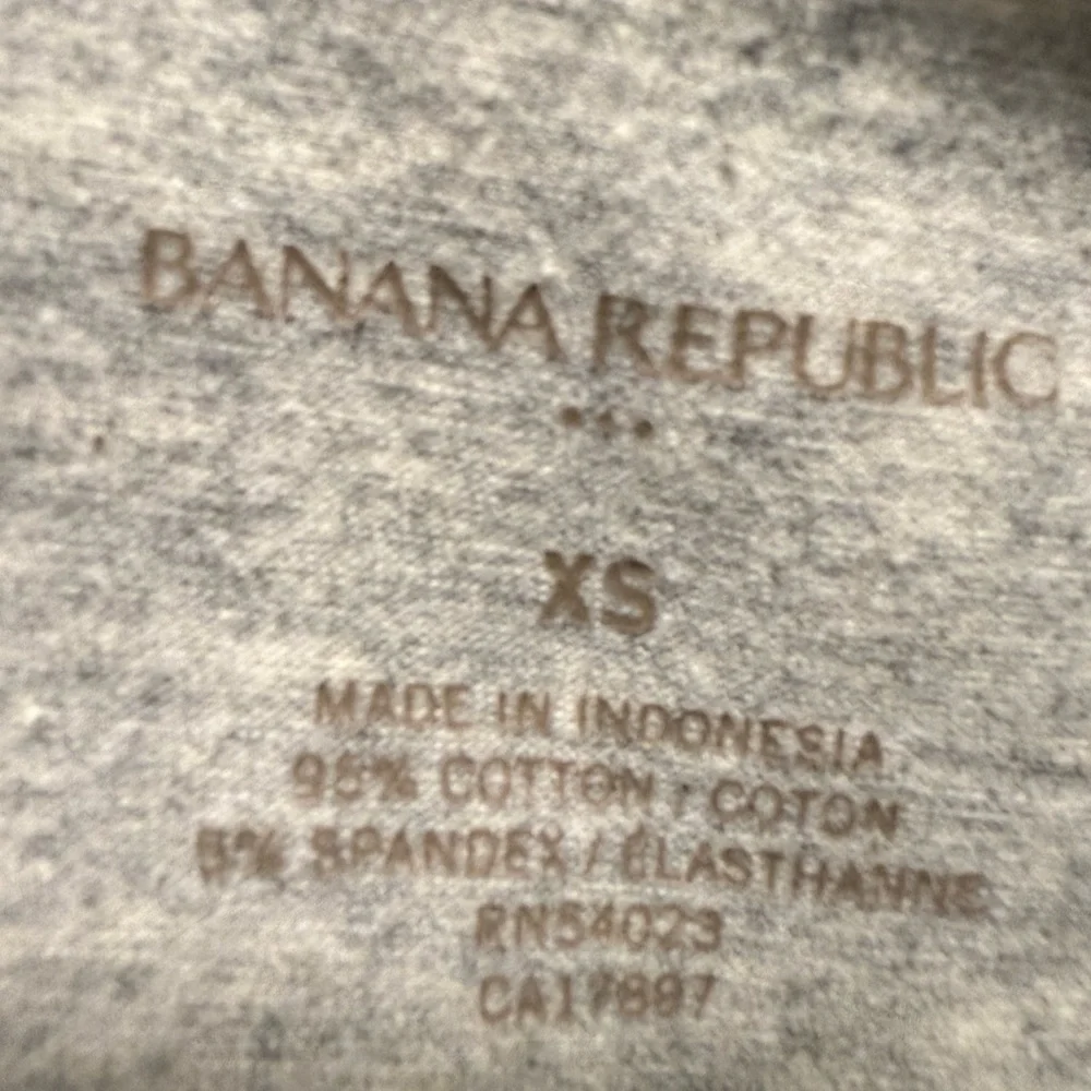 Banana Republic Heather Gray Short Sleeve Tee - Picture 3 of 3
